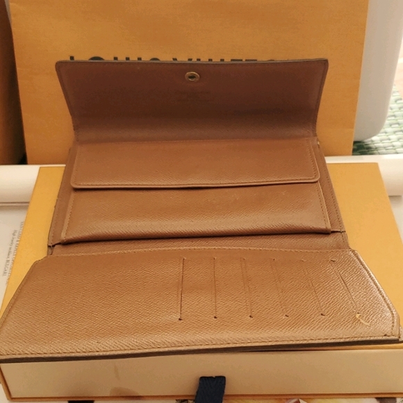 Louis Vuitton Midsize Wallet - Picture 5 of 17